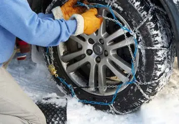 آموزش بستن زنجیر چرخ و رانندگی امن در جاده های برفی و یخی