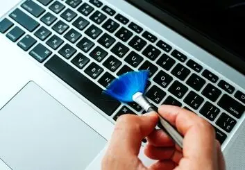 راه های خانگی تمیز کردن کیبورد لپ تاپ | چگونه کیبورد را تمیز کنیم؟