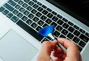 راه های خانگی تمیز کردن کیبورد لپ تاپ | چگونه کیبورد را تمیز کنیم؟