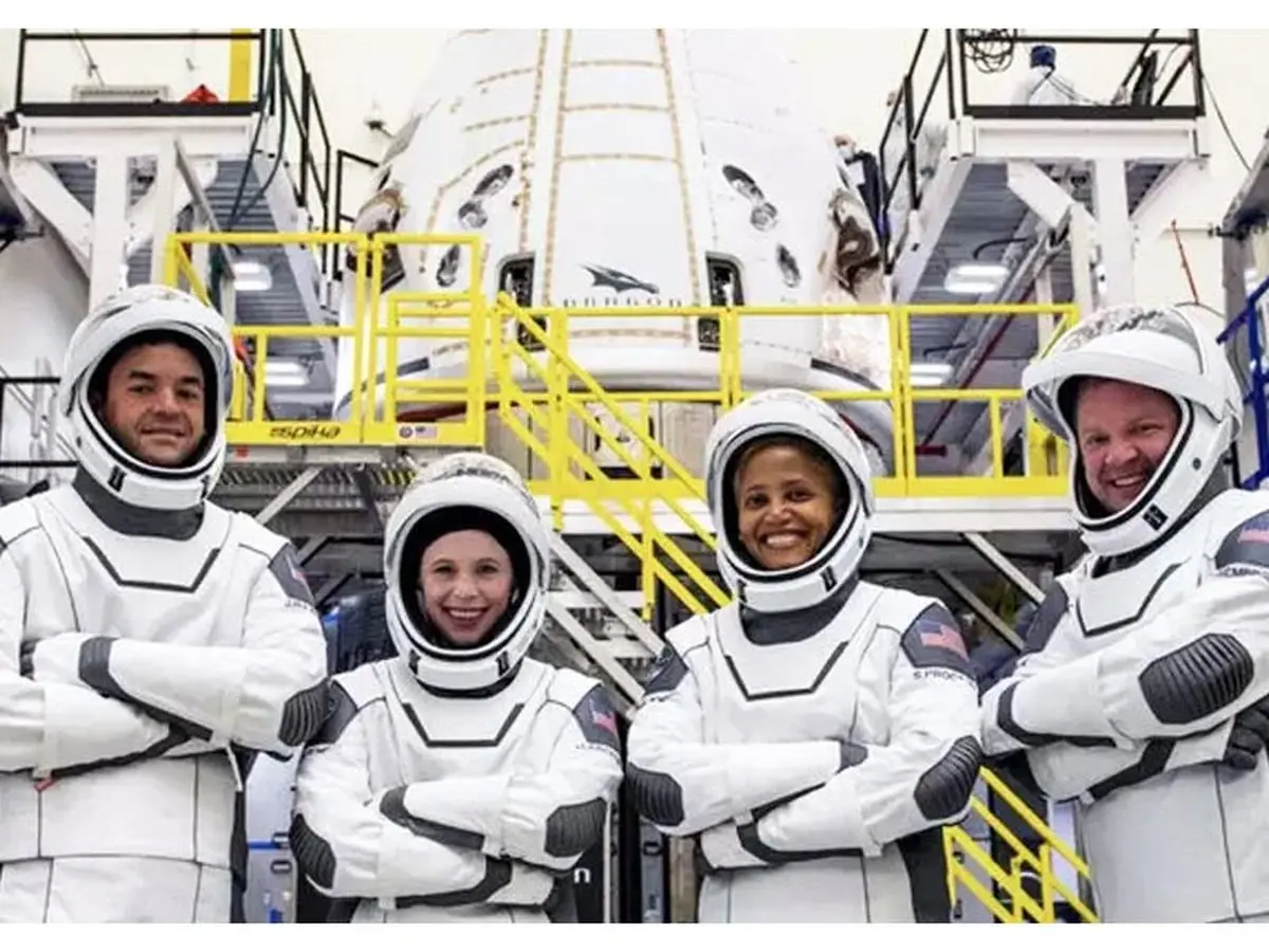 به فضا رفتن ۴ شهروند عادی توسط اسپیس ایکس
