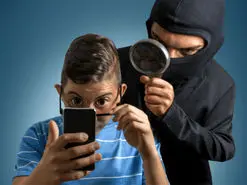 چگونه بفهمیم گوشی ما شنود می شود؟ | آشنایی با علائم شنود در موبایل