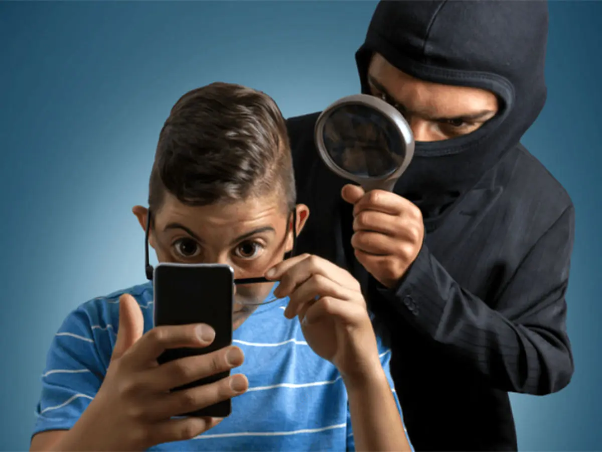 چگونه بفهمیم گوشی ما شنود می شود؟ | آشنایی با علائم شنود در موبایل