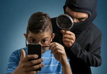 چگونه بفهمیم گوشی ما شنود می شود؟ | آشنایی با علائم شنود در موبایل