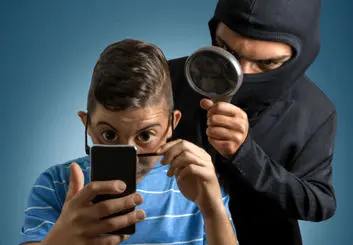 چگونه بفهمیم گوشی ما شنود می شود؟ | آشنایی با علائم شنود در موبایل