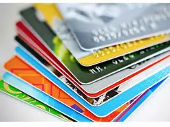 پیشنهاد ارائه کارت اعتباری به جای ارز ۴۲۰۰ تومانی بررسی می‌شود