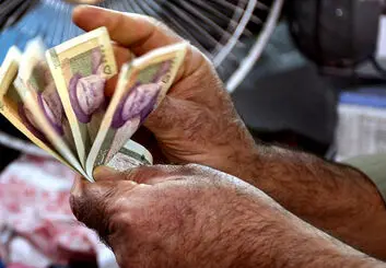 شوک آبان ماه: دستمزد کارگران و بازنشستگان برای ۱۰ روز از ماه کافی است!