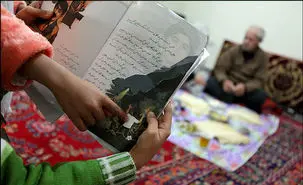 سانسور کتاب های درسی دوباره سوژه شد | دهقان فداکار دیگر بی‌لباس نیست!