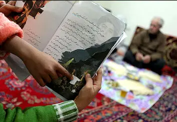 سانسور کتاب های درسی دوباره سوژه شد | دهقان فداکار دیگر بی‌لباس نیست!