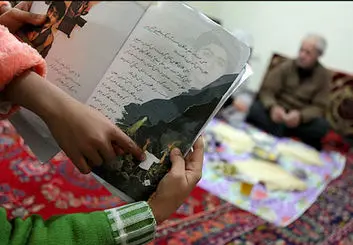 سانسور کتاب های درسی دوباره سوژه شد | دهقان فداکار دیگر بی‌لباس نیست!