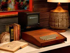 حراج اولین کامپیوتر اپل با قیمت ۴۰۰ هزار دلار