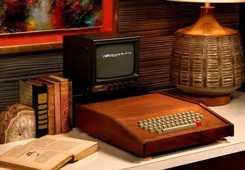 حراج اولین کامپیوتر اپل با قیمت ۴۰۰ هزار دلار