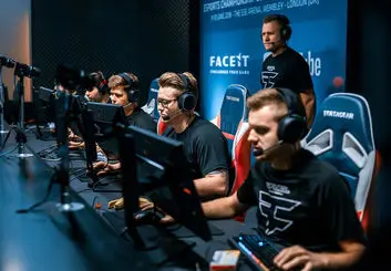 درآمد یک گیمر حرفه ای در ایران و جهان چقدر است؟