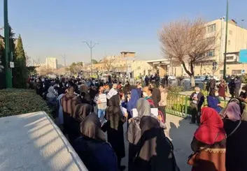 تجمع اعتراضی معلمان جلوی مجلس پس از ۲ روز تحصن سراسری (۲۲ آذر)