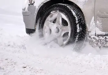 در صورت گیر افتادن ماشین در برف بدون زنجیر چرخ چه کنیم؟