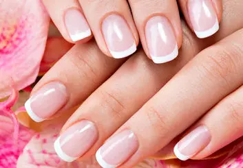 عوارض و خطرات کاشت ناخن مصنوعی برای خانم‌ها