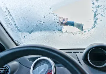 5 روش جلوگیری از یخ زدن شیشه جلوی ماشین