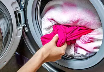 راه‌های جلوگیری از رنگ دادن لباس ها در ماشین لباسشویی