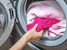 راه‌های جلوگیری از رنگ دادن لباس ها در ماشین لباسشویی
