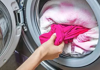 راه‌های جلوگیری از رنگ دادن لباس ها در ماشین لباسشویی