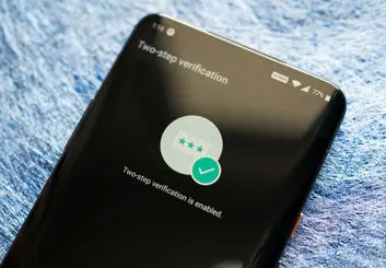 واتساپ روی امکان ورود دو مرحله ای کار می کند