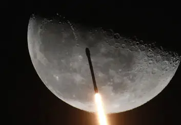 برخورد بقایای فالکون 9 با سطح ماه فرصت است یا فاجعه؟