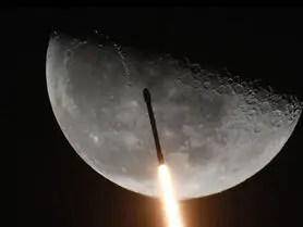 برخورد بقایای فالکون 9 با سطح ماه فرصت است یا فاجعه؟