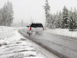 در جاده‌های برفی و مه‌آلود چطور رانندگی کنیم؟