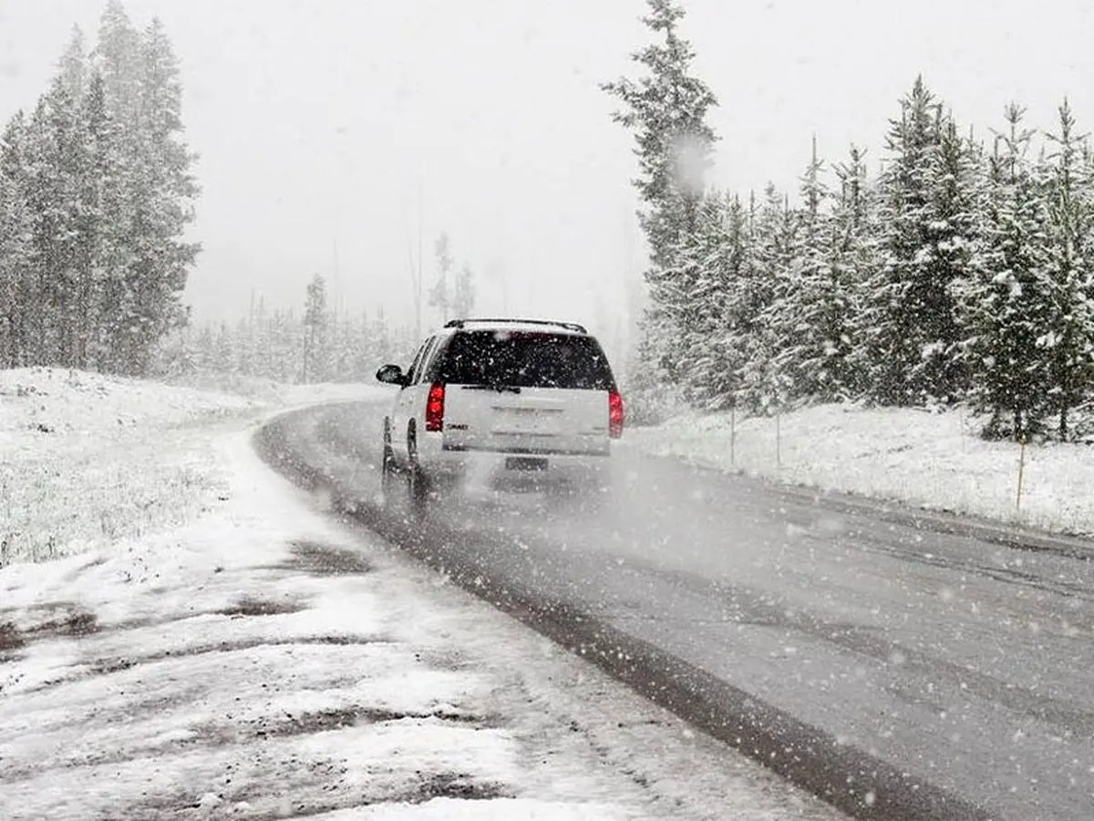 در جاده‌های برفی و مه‌آلود چطور رانندگی کنیم؟