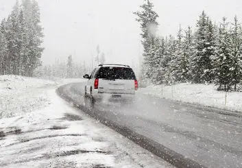 در جاده‌های برفی و مه‌آلود چطور رانندگی کنیم؟