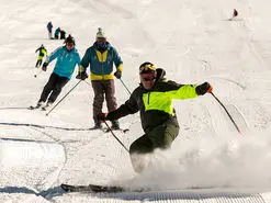 مسابقات اسکی در پیست دیزین تعطیل شد