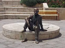 لنگه کفش مجسمه پرویز تناولی به سرقت رفت