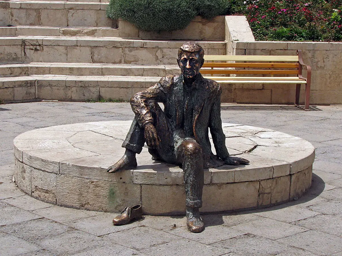 لنگه کفش مجسمه پرویز تناولی به سرقت رفت