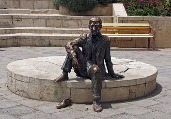 لنگه کفش مجسمه پرویز تناولی به سرقت رفت