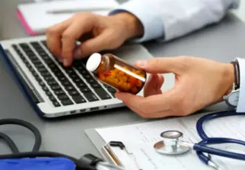 نسخه‌نویسی الکترونیکی با سرعت کم اینترنت چه تبعاتی داشته است؟