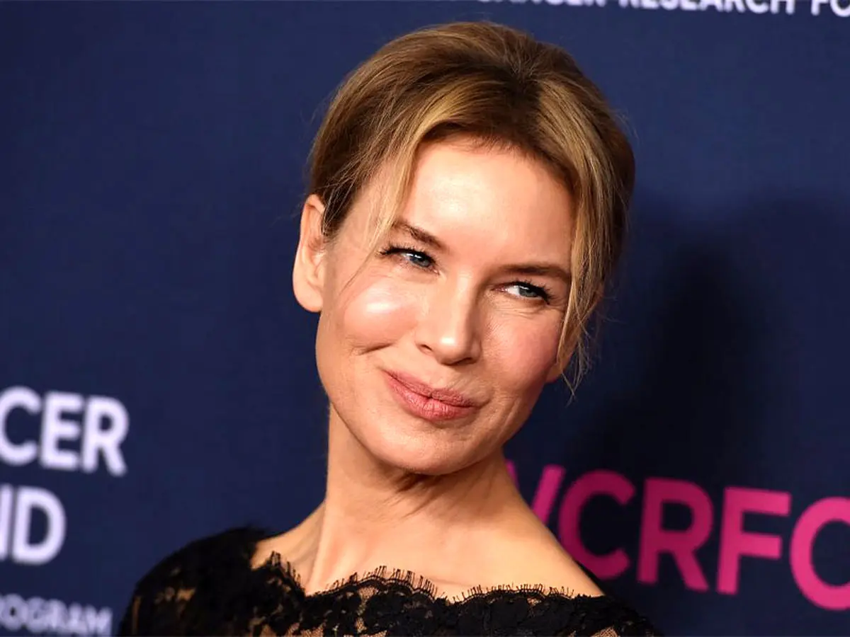 رنه زلوگر در نقش یک هوانورد زن در تلویزیون