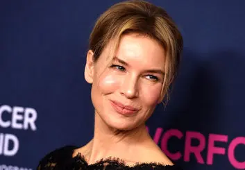 رنه زلوگر در نقش یک هوانورد زن در تلویزیون