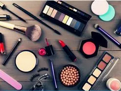 با ۲۹۶ بیماری ناشی از لوازم آرایشی و بهداشتی قاچاق مواجهیم | واردات آزاد شود