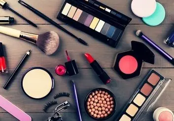 با ۲۹۶ بیماری ناشی از لوازم آرایشی و بهداشتی قاچاق مواجهیم | واردات آزاد شود