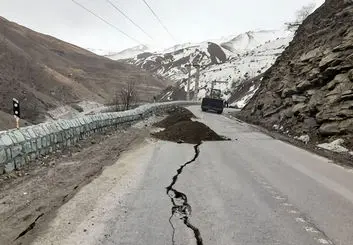 در آستانه نوروز، رانش زمین جاده چالوس را مسدود کرد