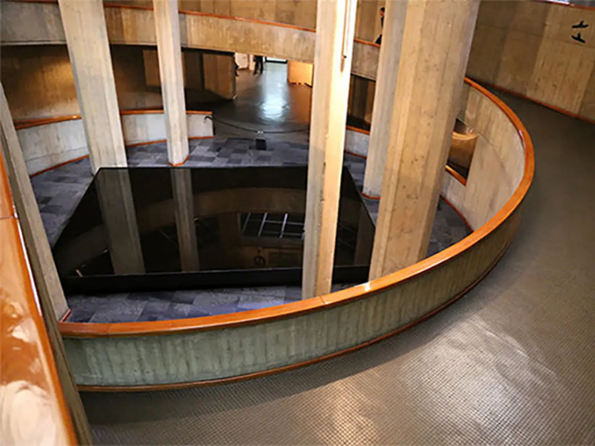 صدمه دیدن حوض روغن موزه هنرهای معاصر در جریان یک اجرا