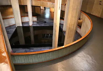 صدمه دیدن حوض روغن موزه هنرهای معاصر در جریان یک اجرا