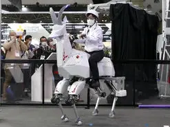 توانایی بز رباتی شرکت کاواساکی در حمل انسان و بار + فیلم