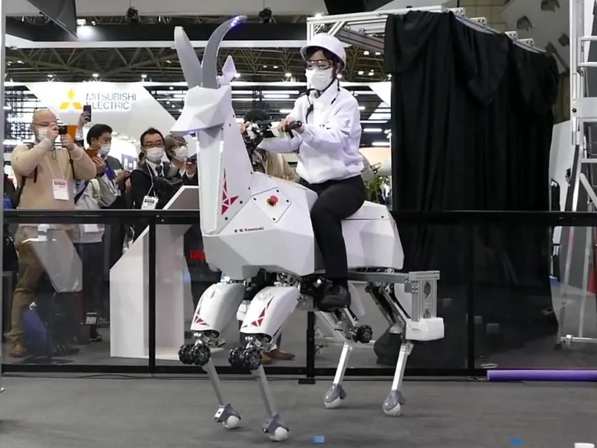 توانایی بز رباتی شرکت کاواساکی در حمل انسان و بار + فیلم