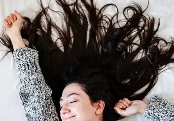 5 عادت اشتباه که به سلامت مو در هنگام خواب آسیب می‌زنند