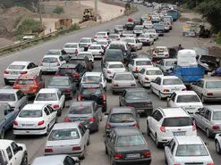 آغاز موج اول بازگشت مسافران نوروزی | ترافیک سنگین محورهای کندوان و هراز به سمت تهران