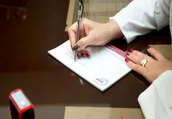 تعرفه ویزیت پزشکان در 1401 | اعداد نجومی به تصویب می‌رسند؟