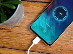 عادت های اشتباه هنگام شارژ گوشی که باید آن‌ها را ترک کرد