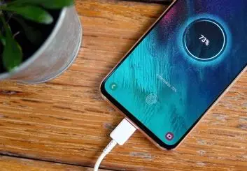 عادت های اشتباه هنگام شارژ گوشی که باید آن‌ها را ترک کرد