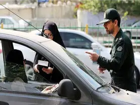 وقتی خانم مجری چادری هم پیامک کشف حجاب می‌گیرد
