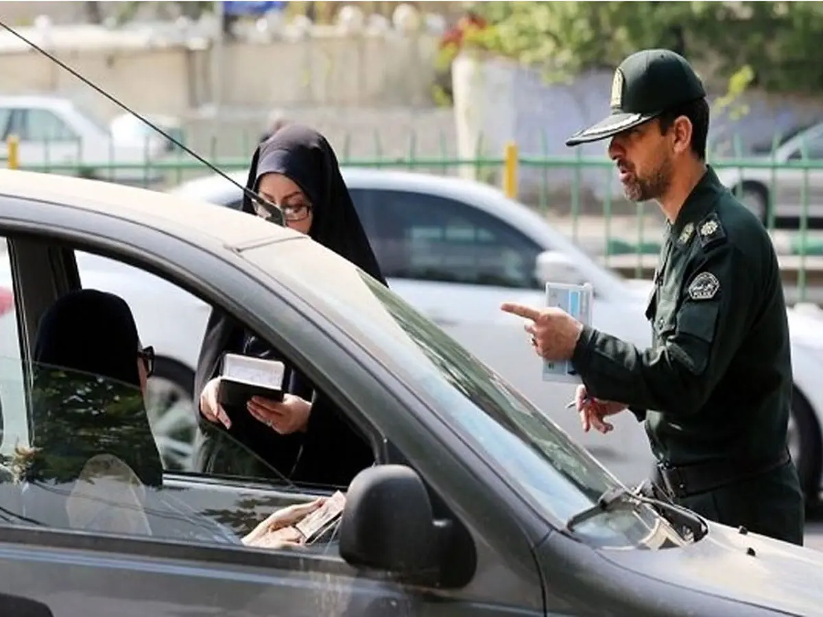 وقتی خانم مجری چادری هم پیامک کشف حجاب می‌گیرد